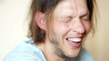 Genç adam esner. Sabah erken işe zammı. Yakın çekim portre