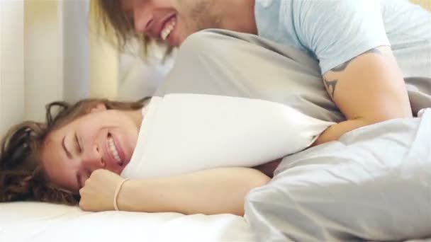 Ο άντρας ξυπνά τη σύζυγό του το πρωί. Που κρύβει κάτω από την κουβέρτα — Αρχείο Βίντεο