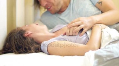 Adam ve kız yatakta. Kendine onu şefkatle öpüşürken