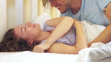 Genç çift yatakta. Lovers öpücük, romantik sabah