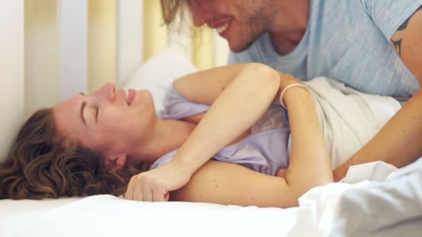 Genç çift yatakta. Lovers öpücük, romantik sabah — Stok video