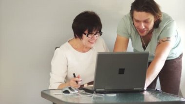 Genç adam annesi bir bilgisayar öğrenmek yardımcı olur