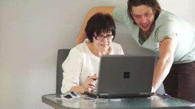 Meslektaş ofis projesinin ayrıntılarını tartışmak. Kadın kafasını olumsuz sallar. O kabul etmez