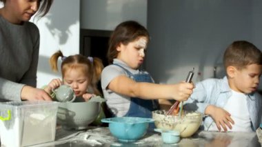 Çocuk mutfakta. Kız hamur kıpırdanırken ve izliyor akışı corolla. Ağır çekim