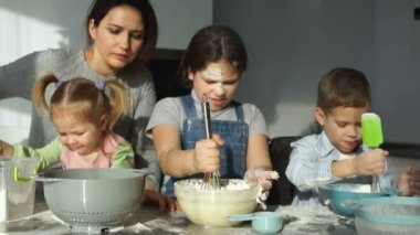 Üç çocuklu genç bir anne hamur köfte ve mantı için hazırlar. Slav mutfağı, Rus yemekleri. Ağır çekim