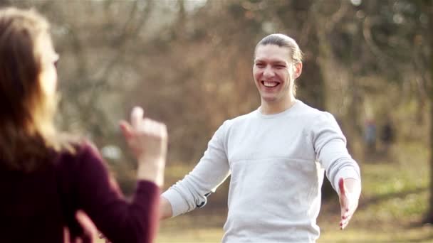Middelbare leeftijd vrouw en man in een park voorjaarsbijeenkomst knuffelen. Vergadering na een lange scheiding — Stockvideo