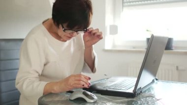 Bir emekli Internet'te bir banka kartı kullanarak faturalarımı ödemek için. Ben gözlüklerimi üzerinde koymak ve dikkatle sayısı girdi