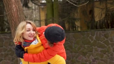 Mutlu anne ve oğlu bir yürüyüş. Oğlan anneler omuzlarında gülmek ve mutlu bir şekilde gülmek oturuyor
