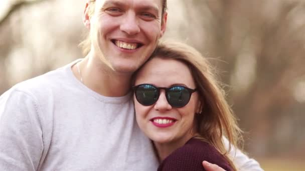 Nahaufnahme Porträt eines liebenden reifen Paares. Mann und Frau lachen, umarmen sich und blicken in die Kamera — Stockvideo