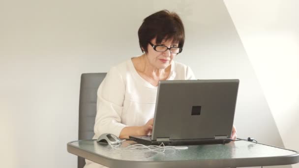 Επιχειρήσεων γυναίκα που εργάζεται στον υπολογιστή. Αρχισυντάκτης, γραμματέας, ελεύθερος επαγγελματίας — Αρχείο Βίντεο