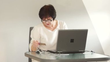 Emekli Internet ve banka kartlarını kullanarak online mağazada alışveriş yapar