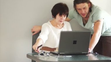 Kadın okul müdiresi, genç asistanı ile baş iş işleminin ayrıntılarını tartışmak. Tartışma iş laptop yakınındaki ofiste yer alır