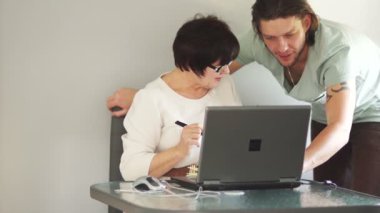 Liderleri ve Yardımcısı önemli bir proje sonuçlarını görüşüyorlar. Neşeyle gülerek sonuçtan memnun olduklarını. İş toplu psikolojik iklimde