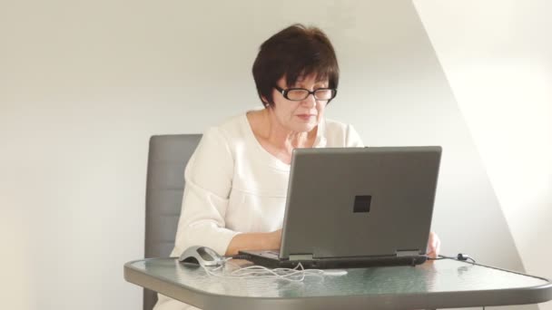 ビジネスの女性は、オフィスでチャットです。彼女はコンピューターのモニターを見て、怒って眉をひそめます。ビジネス アナリスト — ストック動画
