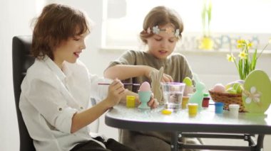 Çocuk Paskalya yumurtaları ev boya. Paskalya gelenekleri