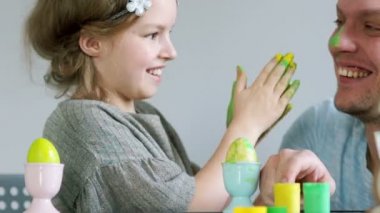 Mutlu paskalyalar. Baba ve kızı boya birbirlerinin yumurta ve yüzler. Aile şakalar