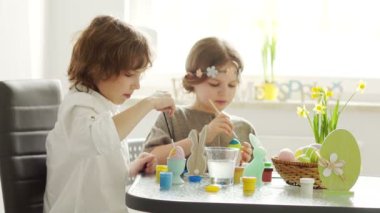 Mutlu paskalyalar. Çocuk yaratıcılık. Aile içinde dini gelenekler