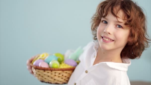 Carino bambino con un cesto di Pasqua sorridente guardando la fotocamera — Video Stock