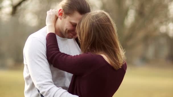 Retrato de una joven pareja feliz. Abrazo y risa en el parque de la ciudad — Vídeos de Stock