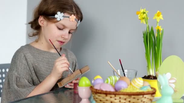 Προετοιμασία για το Πάσχα. Η κόρη χρωματίζει το λαγουδάκι του Πάσχα. Παιδική δημιουργικότητα. Εικαστική θεραπεία — Αρχείο Βίντεο