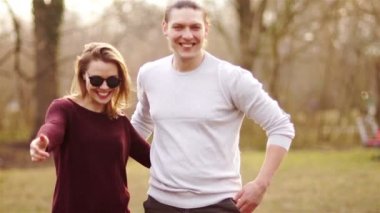 Güzel bir aile bir sonbahar parkında sarılıyor. Koca, karısı ve kızı. Çocuk ve ailesi. Mutlu aile hafta sonu