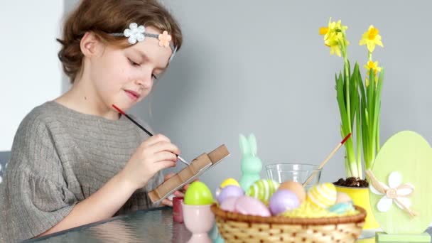 Wesołych Świąt. Ojciec i córka farba rysunek Easter bunny. Rodzinne tradycje — Wideo stockowe