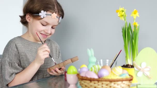 Daughter and father are preparing for the celebration of Easter. Easter traditions. The father hugs the girl and kisses him tenderly. They laugh for a long time — Stock Video