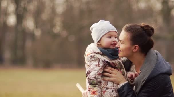 Baby máma polibky. Odpočívej v parku v brzy na jaře. Dámské tajemství. Pedagogika a vzdělávání dívek — Stock video