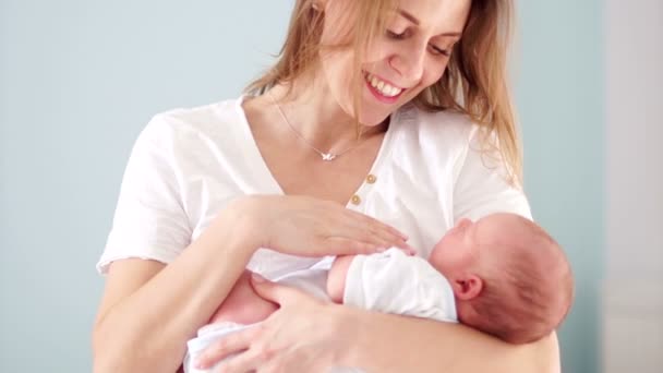 Egy újszülött csecsemő az anyák karjaiban. Anya és gyermeke. Anyák napja. Anyaság, a lassú mozgás. Járműcsalád-koncepció. Lassú mozgás — Stock videók