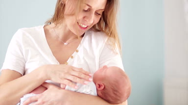 Annem ve onun yeni doğan bebek. Anne ve çocuk. Anneler günü. Yavaşça çocuğunu başkanı sıvazlar. Ağır çekim