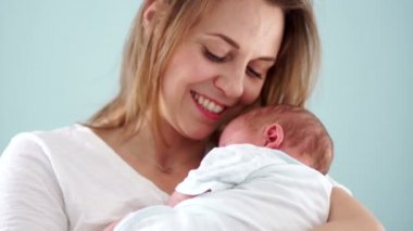 Anne ve bebek. Bir kadın yavaşça çocuğunu öpüyor. Anneler günü.