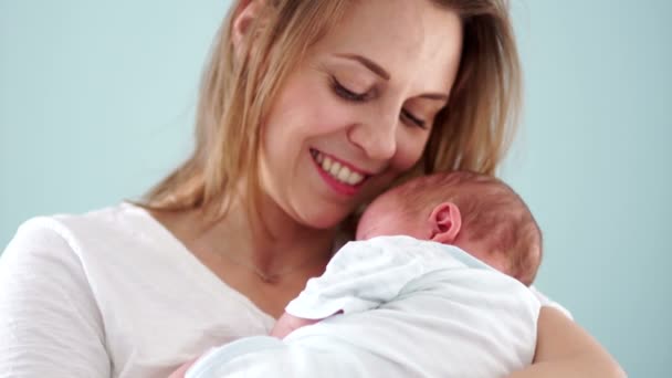 Mutter und Baby. Eine Frau küsst ihr Kind sanft. Muttertag. — Stockvideo