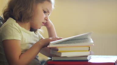 Can sıkıntısı kitap okur, kız ders hazırlar. Bir yığın kitap iter ve sevinç ile telefon alır. Internet bağımlılığı, okul eğitim sorunları. Okula dönüş