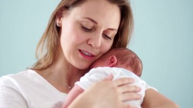 Annesi tremblingly yeni doğan bebek öpüyor. Çocuklar için bakım. Çocuk koruma günü. Anneler günü. Çocuk günü. Aile günü