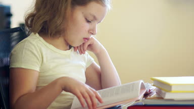 Kıvırcık kız kitabı kapatır ve şen şakrak pembe cep telefonu alır. İletişim sosyal ağlar. Eğitim sorunları. Internet bağımlılığı