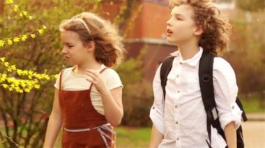 Bahar Rüzgar yaprakları çiçek açan ağaçlar tatili. Çocuklar, okul, erkek ve kız, okul dostluk, ilk aşk. Bilgi günü