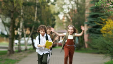 Okul okul sırt çantaları arkasında ve ellerindeki kitapları ile çalıştırın. Mutlu çocukluk, Sorceresses, holiganlar. Okula dönüş. Bilgi günü