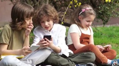 Okul okul tatilinde akıllı telefonlar üzerinde oyun. Kumar bağımlılığı. Çocuk eğitim sorunları. Ergen çocukların psikolojik özellikleri