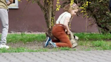 Okul okuldan sonra çimlere oturup, onların akıllı onların Çantalar dışarı almak ve online oyunları oynayabilirsiniz. Internet bağımlılığı. Video oyunları