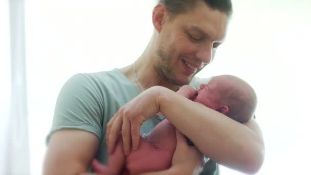 Az Atya énekel egy újszülött fiát, hogy egy altató. Bölcső, nyugodt. Apák napja. Gyermeknap — Stock videók
