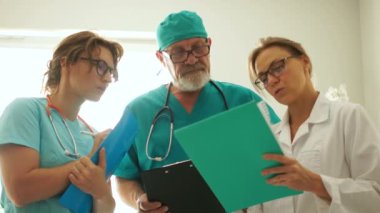 Hasta reçetesi listesinde üç doktora tavsiye edilir. Tıbbi konsültasyon, üç uzman teşhis etti.