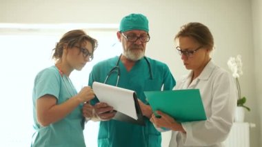 Üç doktor karmaşık bir tıbbi vaka, tıbbi danışma, tıp ve sağlık hizmetleri kavramını tartışıyor
