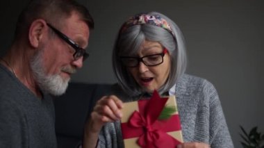 Yaşlı güzel kadın kocasından bir Noel hediyesi aldı ve çok şaşırdı.