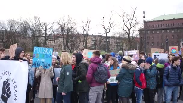 Вроцлав, Польша - 29 ноября 2019 года. Климатическая забастовка студентов. Плакаты на польском - Польша цветной и не уголь, мы бастуем за климат, молодежная климатическая забастовка — стоковое видео