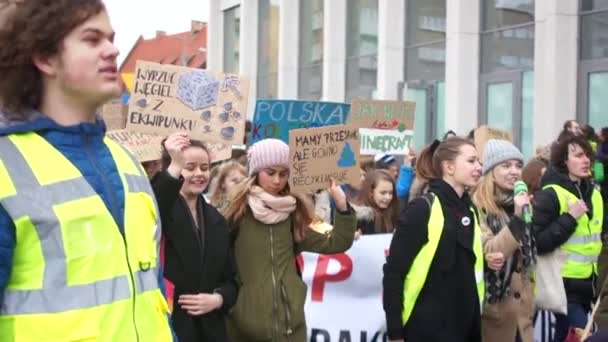 ポーランドのヴロツワフ- 2019年11月29日。気候ストライキ。ポーランド語のポスター-私たちは眠り、糞はリサイクルされ、日常生活から石炭を取り除きます。女の子はマイクのスローガンに歌い、学生は繰り返し — ストック動画