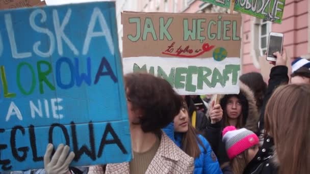 Breslavia, Polonia - 29 novembre 2019. Sciopero climatico degli studenti. Chiudi il ritratto di una ragazza con un poster in polacco - Polonia colorata e non carbone — Video Stock