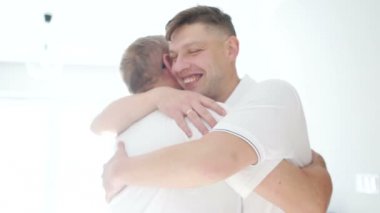 Yetişkin bir oğul emekli babasını ziyarete geldi. Şükran Günü, mutlu aile, babalar günü, oğullar günü