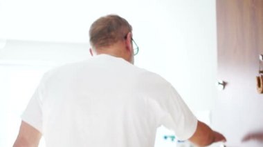 Genç adam yaşlı babasını ziyaret etmeye geldi. İki erkek birbirine sarılır ve birbirlerini görmekten mutlu olurlar, mutlu bir aile, iki nesil.