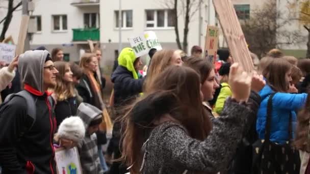 Wroclaw, Polonia - 29 de noviembre de 2019. Huelga climática de los estudiantes. Carteles en polaco - koala apoya la huelga, aprendiendo tonterías cuando la naturaleza muere — Vídeo de stock