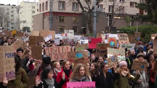 Wroclaw, Polsko - 29. listopadu2019. Klimatická stávka. Plakáty v polštině - proč otravujete lidi, neberte budoucnost, dinosauři si také mysleli, že měli čas — Stock video